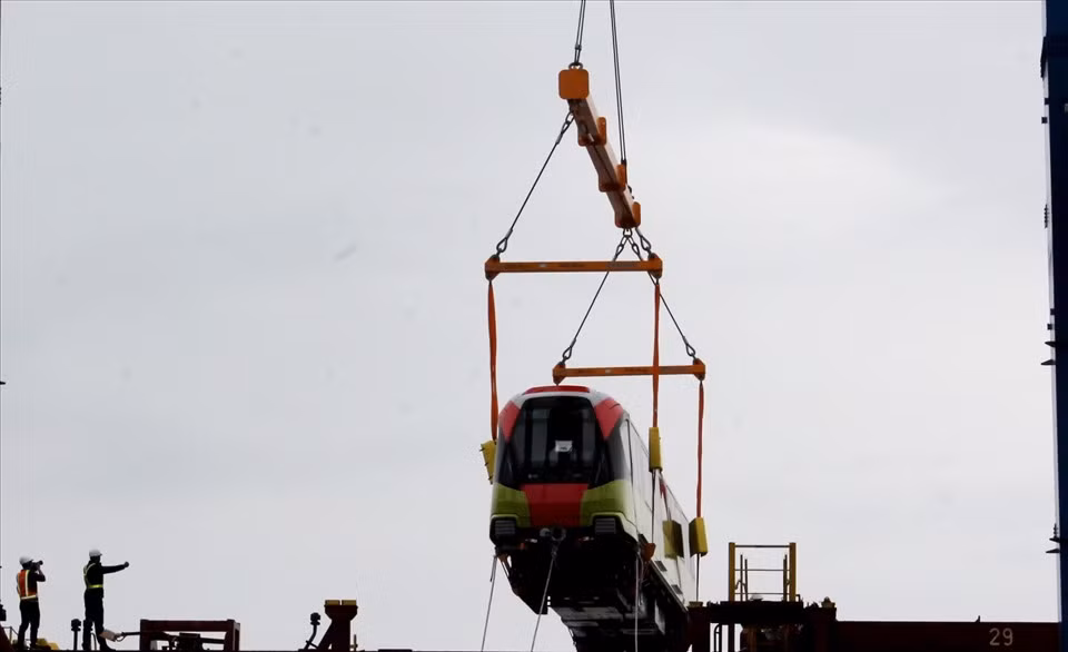 Về hình thức bên ngoài, tàu có ba màu xanh lá mạ, hồng đỏ và trắng với biểu tượng Khuê Văn Các. Mỗi đoàn tàu chở được 944 - 1.124 người, khai thác tốc độ thương mại 35 km/h, tốc độ thiết kế 80 km/h. (8h45 sáng 18.10, toa tàu đầu tiên được kéo ra khỏi tàu APL Pusan để xếp xuống xe siêu trường. Ảnh MD)
