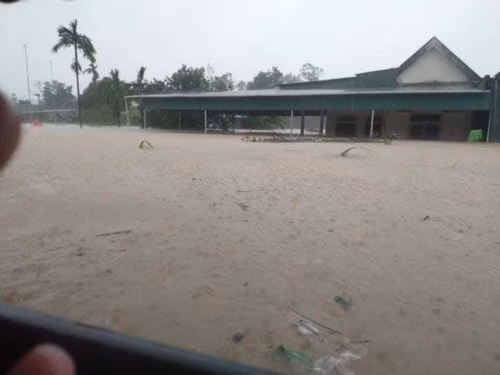 Mưa lớn cũng đã khiến hàng ngàn nhà dân ở thành phố Hà Tĩnh, huyện Cẩm Xuyên, huyện Thạch Hà... bị ngập nước sâu từ 10cm đến gần 1m và đang có nguy cơ tiếp tục tăng cao.