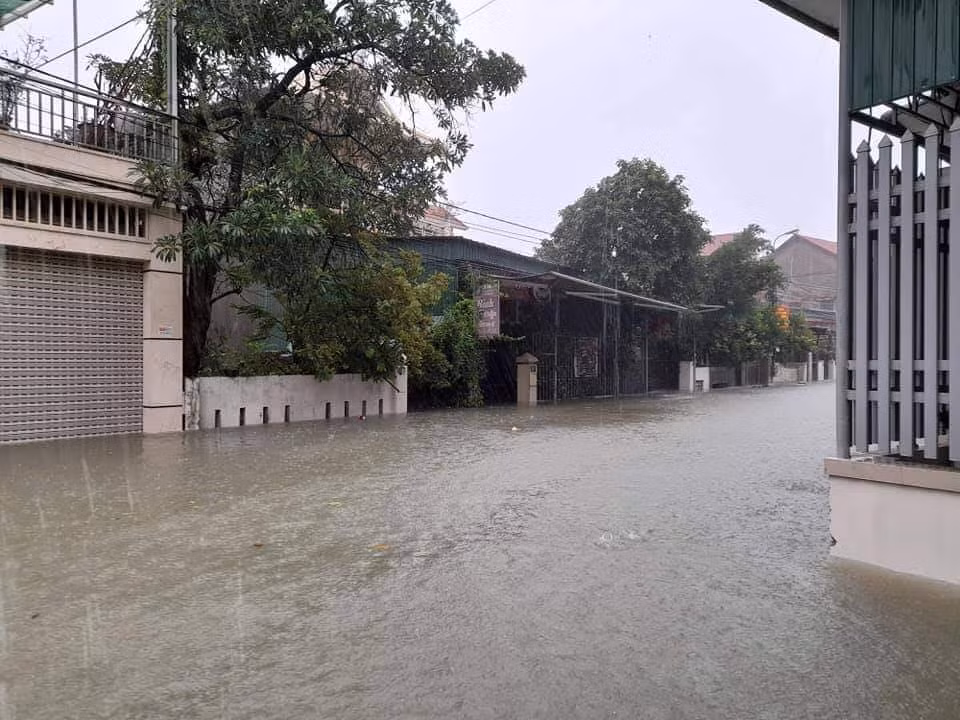 Riêng ngày 19-10, một số khu vực ven biển, trong đó có thành phố Hà Tĩnh khả năng xảy ra mưa đặc biệt to. Tổng lượng mưa phổ biến 300 - 500mm, có nơi trên 500mm.