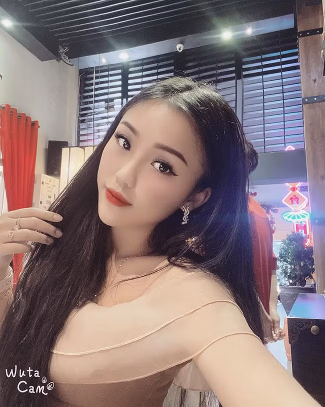 Mặc dù mới là sinh viên năm 2 và sinh ra trong gia đình có bố mẹ là cán bộ công chức bình thường nhưng hot girl xinh đẹp lại cho thấy có đời sống xa hoa chứ không như những sinh viên khác khi thường xuyên sống ở khách sạn cao cấp, hay đi du lịch. Trong cuộc sống, kiều nữ này thường đi lại bằng xe SH, hoặc đi lại di chuyển bằng taxi, ô tô và đi xa đến các thành phố lớn, các điểm du lịch… 