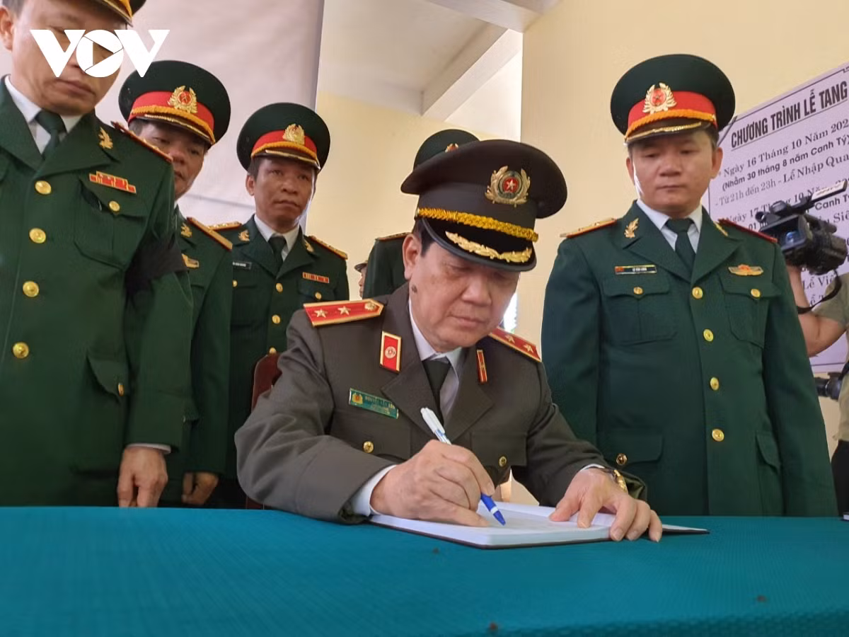 Trung tướng Nguyễn Văn Sơn Thứ trưởng Bộ Công an ghi sổ tang. 