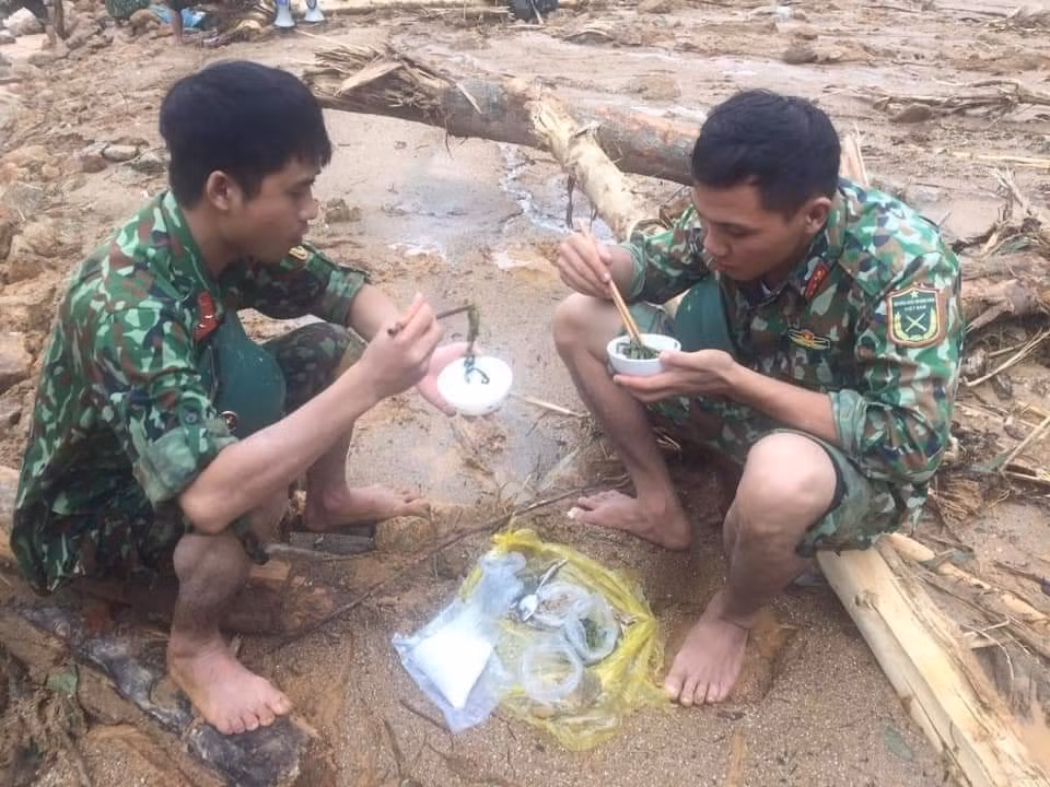 Tốp này tìm kiếm thì tốp khác tranh thủ ăn vội gì đó rồi lại tiếp tục đào bới không ngừng nghỉ, nỗ lực cao nhất để tìm kiếm các nạn nhân có thể bị vùi lấp phía dưới.