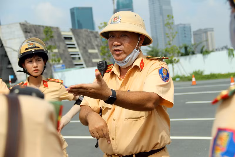Xuyên suốt có mặt trong các buổi tập, Trung tá Trương Tiến Sĩ – Đội trưởng Đội CSGT Tuần tra - Dẫn đoàn (thuộc PC08) phơi nắng cùng các nữ CSGT để hướng dẫn các kỹ năng điều khiển xe mô tô dẫn đoàn. (Ảnh: Pháp luật TP HCM).