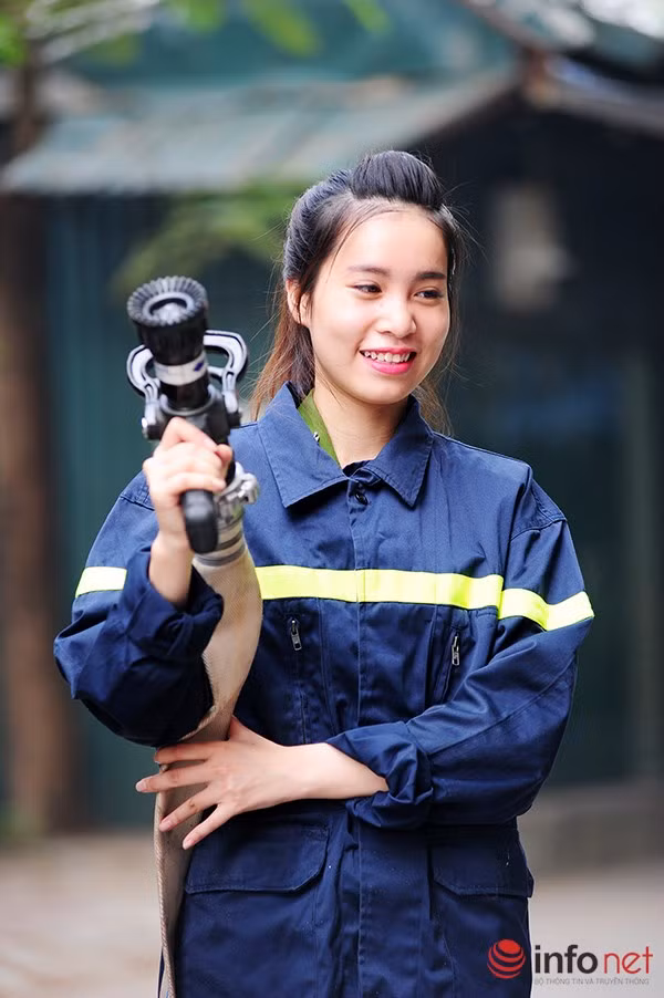 "Em rất thích những buổi đi tuyên truyền, bởi bằng kiến thức phòng cháy của mình em sẽ giúp mọi người trong đó có cả người thân của em có thể tự phòng, chữa cháy hay thoát nạn khi có hoả hoạn" - Thiếu uý Thảo chia sẻ.
