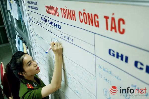 Còn Thiếu uý Nguyễn Thị Phương Thảo (Đội Cứu nạn Cứu hộ, Phòng Cảnh sát PCCC số 8, CS PCCC Hà Nội) thì chia sẻ: "Là nữ giới, em nhận được nhiều sự hỗ trợ của các đồng nghiệp nam trong lúc trực tiếp cứu hộ. Chính vì vậy, trong công việc hàng ngày, em luôn cố gắng hoàn thành công việc được giao để có thể làm giúp thêm một số việc nhỏ nữa cho mọi người".
