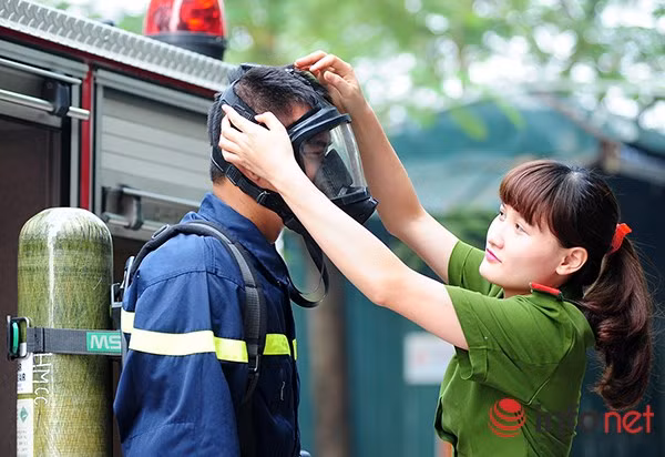 Trong các giờ huấn luyện, nhiệm vụ chính của Thảo và Hoà là hướng dẫn chiến sĩ những kỹ năng cơ bản trong công tác chữa cháy, cứu hộ.