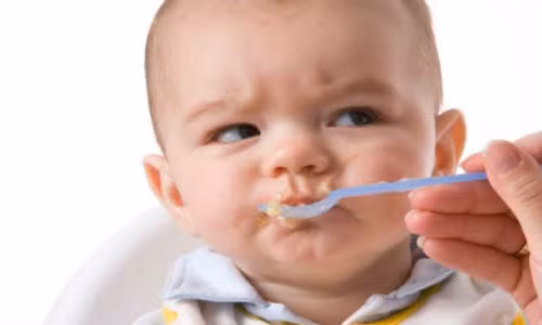 Một em bé bị ép ăn cháo, sặc suýt chết Mot em be bi ep an chao, sac suyt chet