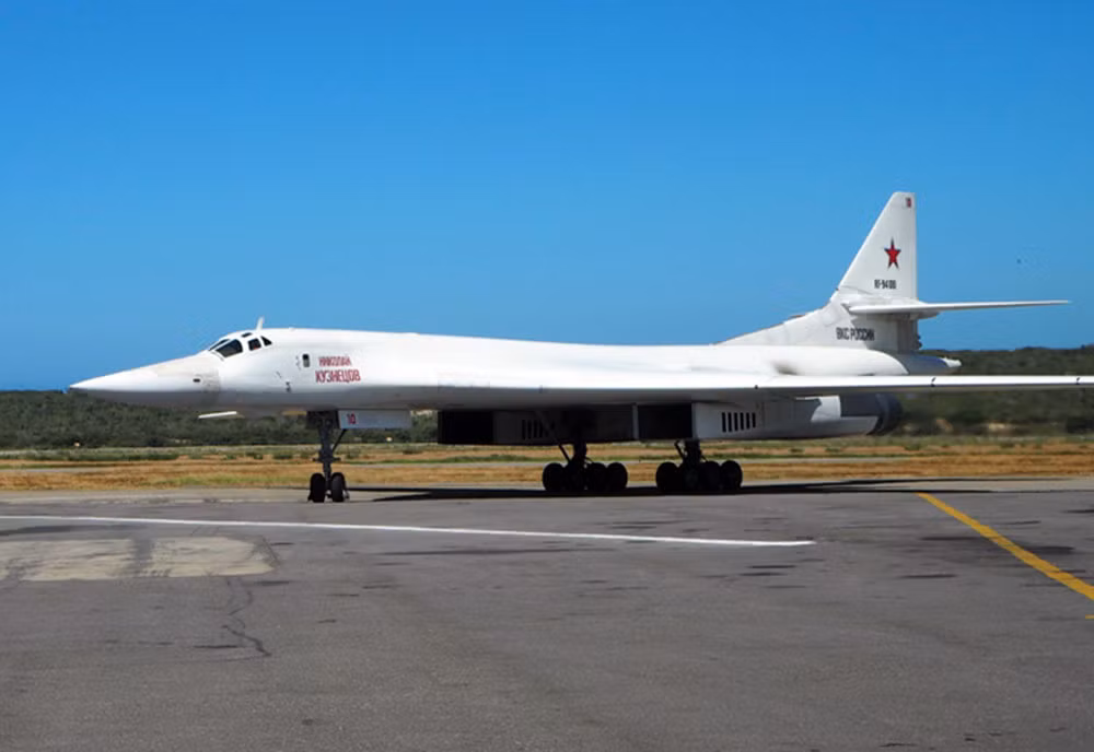 Ngoài 50 máy bay ném bom mới được sản xuất, 16 chiếc Tu-160 hiện tại của Không quân Nga sẽ được nâng cấp lên tiêu chuẩn M (hoặc M2). Máy bay ném bom Tu-160M có tải trọng vũ khí lên tới 45 tấn, bán kính chiến đấu hơn 13.000 km mà không cần tiếp nhiên liệu trên không, có thể dễ dàng tiếp cận lục địa Mỹ. Cùng với đó là tên lửa hành trình phóng từ trên không thế hệ mới Kh-101/102, cho Tu-160M khả năng tiến hành một cuộc tấn công hạt nhân vào lãnh thổ Mỹ từ cự ly cách xa 4.000 km.