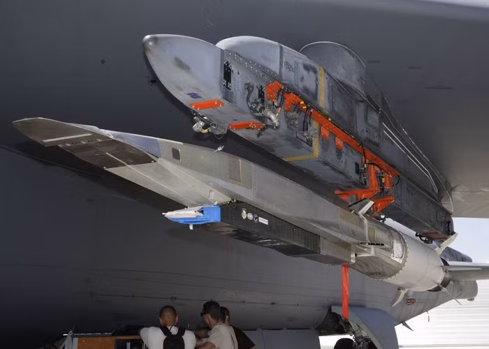 Nguyên mẫu tên lửa siêu vượt âm X-51A Waverider của Mỹ lắp dưới cánh máy bay B-52 để tiến hành thử nghiệm.