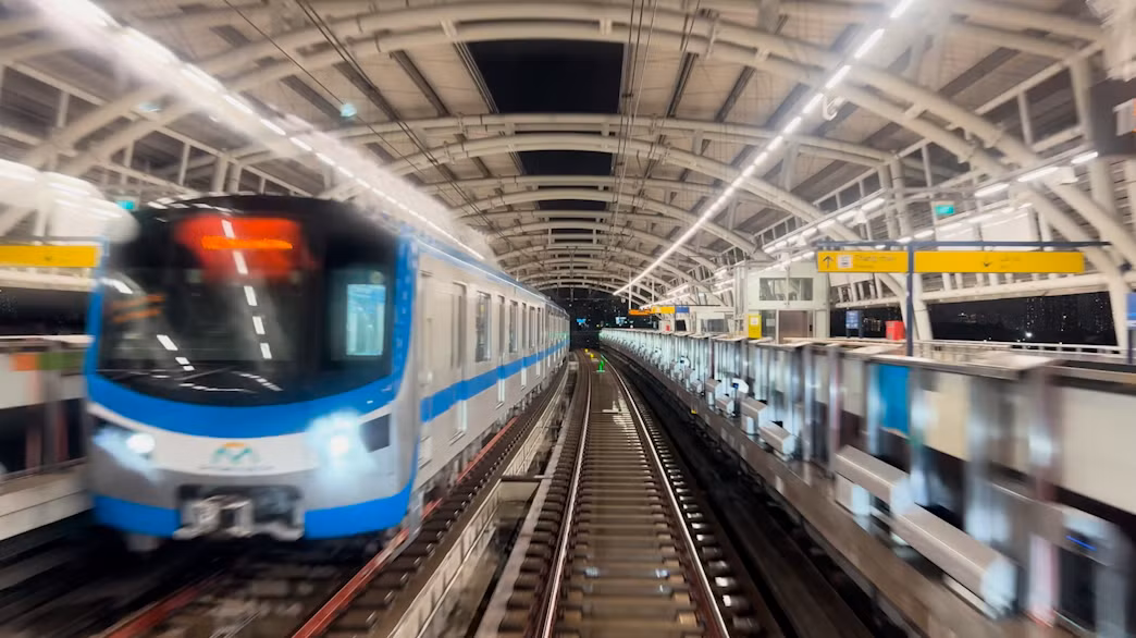 Tau Metro tre gio xuat phat vi... khach qua dong