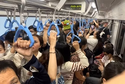 Tàu Metro trễ giờ xuất phát vì... khách quá đông - Hình 2 Tau Metro tre gio xuat phat vi... khach qua dong-Hinh-2