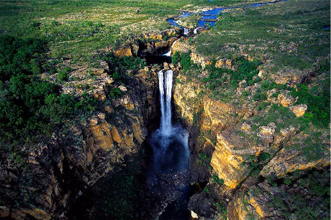  8. Kakadu Với diện tích 20.000 km2, gồm 1.700 loài thực vật, quê hương của cá sấu nước ngọt và nước mặn Kakadu thu hút tới hơn 300.000 du khách đến thăm quan mỗi năm.