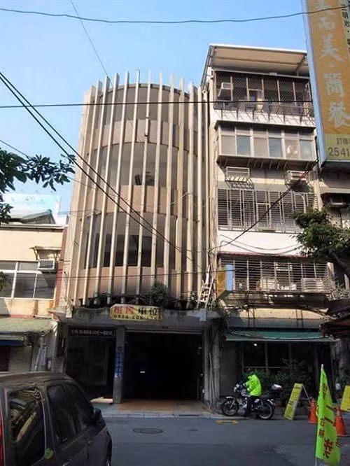 Quai di toa nha khong co thang van phong duoc xe vao tan cua