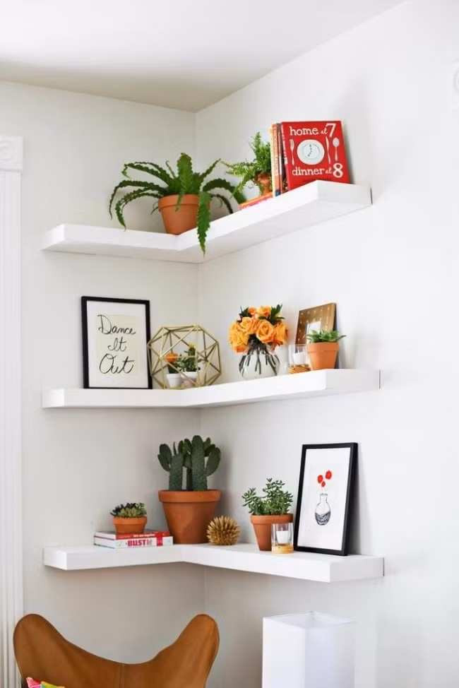 Một chiếc kệ đẹp xinh với những đồ trang trí, lưu niệm nổi bật sẽ là điều làm bạn tự hào về căn phòng nhà mình.