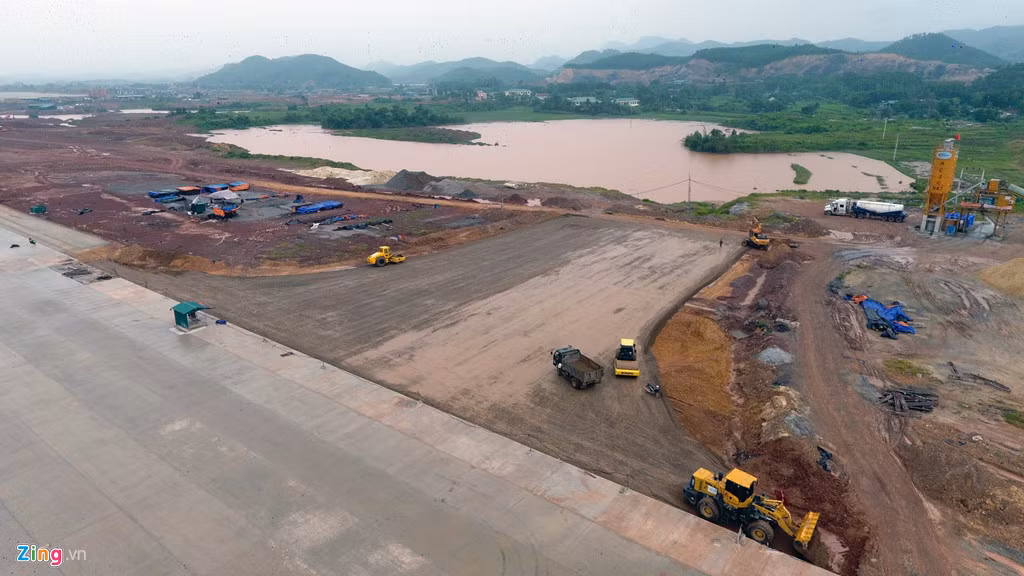 Trong giai đoạn một, sân bay có một đường cất hạ cánh dài nhất Việt Nam hiện nay, với 3.6 km, chiều rộng 45 m. Đường băng được xây dựng theo tiêu chuẩn quốc tế với cấu tạo bằng 2 lớp bê tông, cốt thép chịu lực. Ảnh: Zing.