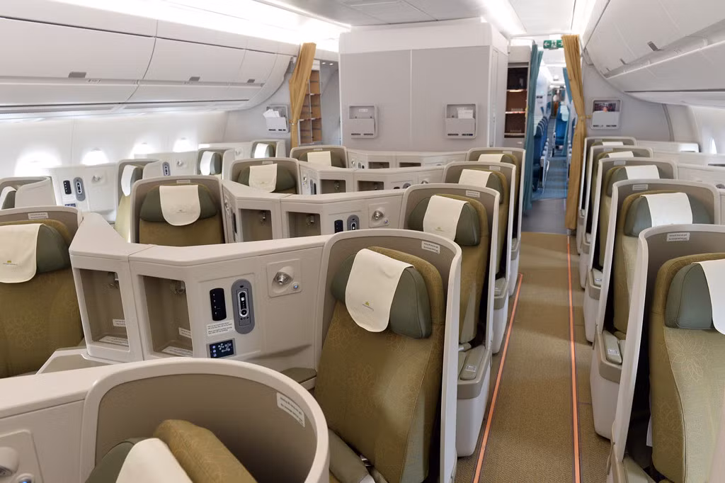 Trên một chiếc máy bay A350 có 29 ghế hạng thương gia, được thiết kế hàng ghế so le như hình xương cá với không gian riêng tư cho hành khách. Ghế có thể ngả phẳng tuyệt đối 180 độ thành giường nằm.