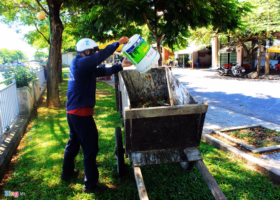Công nhân vớt xác cá đưa đi tiêu hủy.