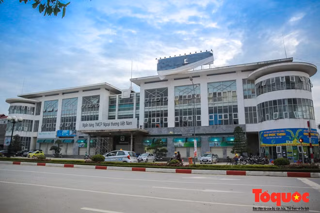 Khoảng 10 năm trở lại đây, người dân trong khu vực thành phố Lạng Sơn đã quá quen với việc tồn tại một hệ thống trung tâm thương mại lớn nhất Lạng Sơn nằm ngay giữa trung tâm thành phố nhưng không hề có một bóng người bán lẫn người mua.