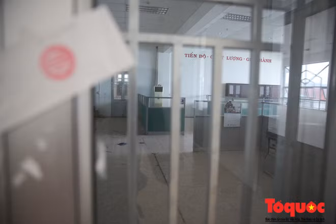 Văn phòng quản lý tòa nhà bỏ không và được niêm phong lại