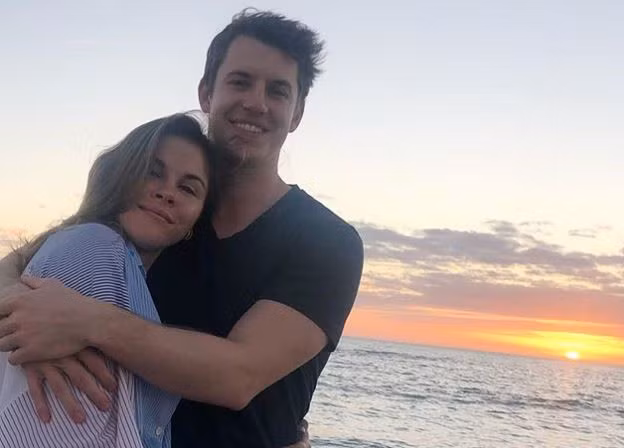Emily Weiss và Will Gaybrick: Weiss (trái) là nhà đồng sáng lập kiêm CEO Glossier, công ty chuyên dạy trang điểm trực tuyến. Gaybrick là giám đốc tài chính tại công ty thanh toán trực tuyến Stripe. Cả hai startup này đều được định giá hơn 1 tỷ USD. Ảnh: Emily Weiss.