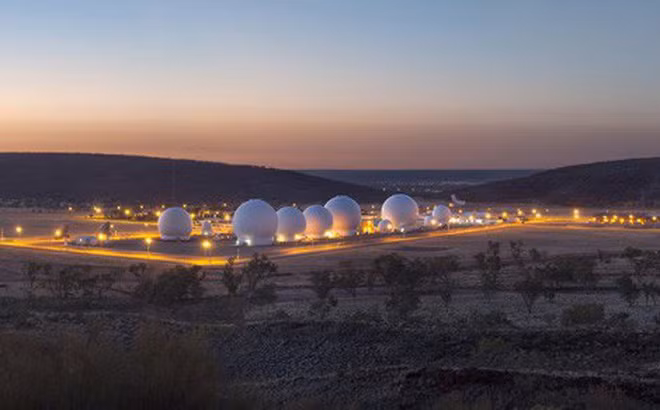 Nằm giữa vùng sa mạc hẻo lánh của Australia, cơ sở Quốc phòng Pine Gap mang mật danh RAINFALL của Mỹ được bảo vệ rất nghiêm ngặt. Những người làm việc tại căn cứ tình báo khi ra vào phải mang thẻ an ninh.
