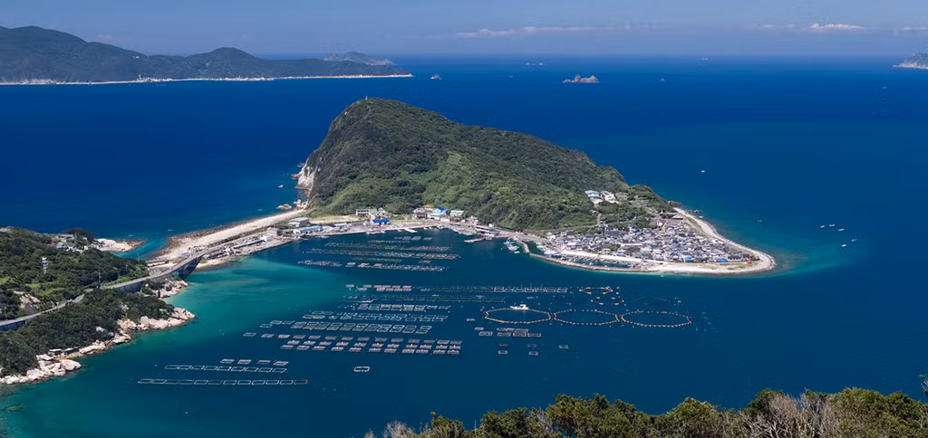 Ngay từ thời xa xưa, phụ nữ bị cấm đặt chân lên đảo Okinoshima. Không ai biết vì sao luật cấm này ra đời.