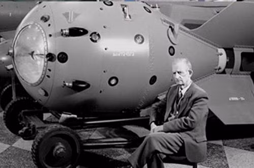 Vào ngày 29/8/1949, bom hạt nhân RDS-1 có sức nổ tương đương 22.000 tấn thuốc nổ TNT được thử nghiệm ở bãi thử nghiệm Semipalatinsk.