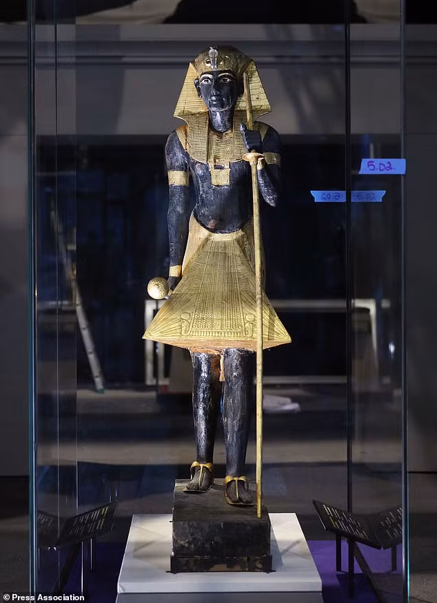 Bức tượng tạc chân dung pharaoh Ka nổi tiếng của Ai Cập được tìm thấy trong mộ cổ Vua Tut.