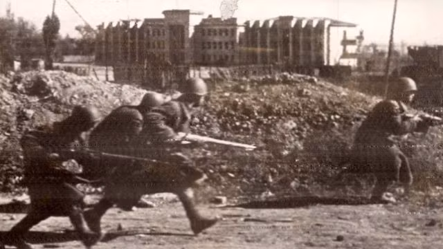 Lính Liên Xô di chuyển nhanh tới vị trí chiến đấu để tiêu diệt kẻ địch. Video: Châu Á kỷ niệm ngày kết thúc Thế chiến 2 (nguồn: VTC14)
