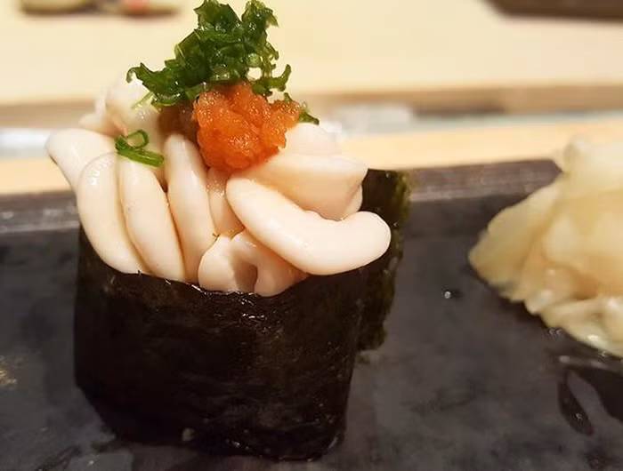 Shirako là một món làm từ những túi tinh dịch của cá đực, chủ yếu là cá nóc hoặc cá tuyết. Đây là thức ăn phổ biến tại hầu hết các quán rượu và các quán sushi ở Nhật Bản. Shirako ăn sống rất mềm mịn và có thể tan trong lưỡi bạn như bơ. Tuy nhiên, theo nhận xét của nhiều người, đây không phải là món dễ ăn, nhất là đối với khách quốc tế bởi mùi vị của nó khá nồng.