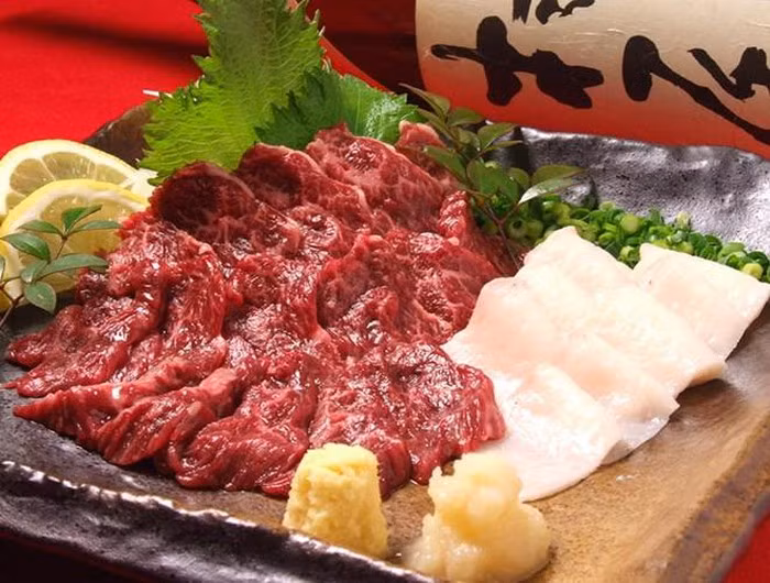 Basashi hay món thịt ngựa sống là đặc sản của vùng Kumamoto, thuộc đảo Kyushu, Nhật Bản. Tại đây, người ta thường thái thịt ngựa thành những lát mỏng và ăn sống. Hương vị giống món sushi và thường ăn cùng tương shoyu, tỏi, gừng, wasabi và hành. Nếu bạn lo lắng về vi khuẩn hay các sinh vật kí sinh thì phần thịt ngựa đã được bảo quản ở nhiệt độ -20 độ C trong 48 tiếng trước khi đem ra ăn. Thịt ngựa giàu protein, sắt, kẽm và ít chất béo nên được đánh giá tốt hơn so với thịt bò và lợn.