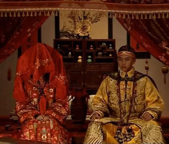 Theo sử sách, dưới thời nhà Minh và Thanh, Khôn Ninh cung trong Tử Cấm Thành là tẩm cung của hoàng hậu. Cung điện này cũng là nơi tổ chức hôn lễ của hoàng đế và hoàng hậu. Đêm tân hôn của họ diễn ra tại đây. Thế nhưng, một sự thật khó tin là nhiều chủ nhân của Khôn Ninh cung có số phận bi kịch, không có cuộc sống hạnh phúc mĩ mãn.