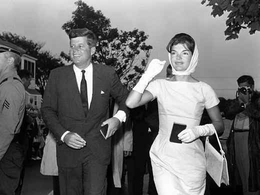 Trong chuyến đi đến châu Âu, Jacqueline đã tham dự lễ đăng quang của Nữ hoàng Elizabeth II. Sau khi trở về từ chuyến du lịch, bà đồng ý lời cầu hôn của ông Kennedy.