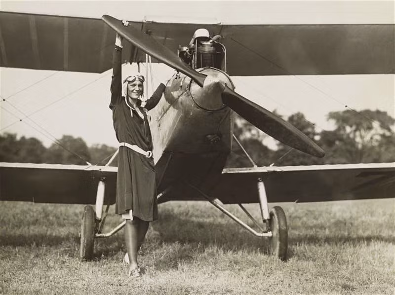 Theo giả thuyết này, Earhart có khả năng sống sót sau vụ tai nạn. Nữ phi công ở trên hòn đảo không có người trong một thời gian.