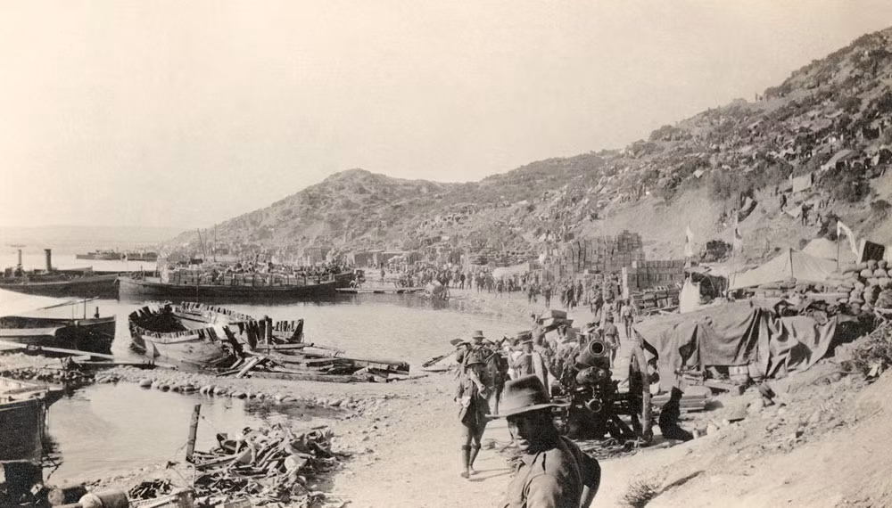 Không những vậy, binh sĩ Australia và New Zealand còn được binh lính Thổ Nhĩ Kỳ cho một gói thuốc lá.
