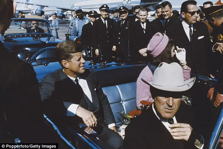 Nếu giả thiết này là đúng sự thật thì vụ ám sát Tổng thống Kennedy ngày càng có nhiều điều bí ẩn và khó lý giải hơn. Video: Tưởng niệm 50 năm ngày Tổng thống Kennedy bị ám sát (nguồn: VTC14)
