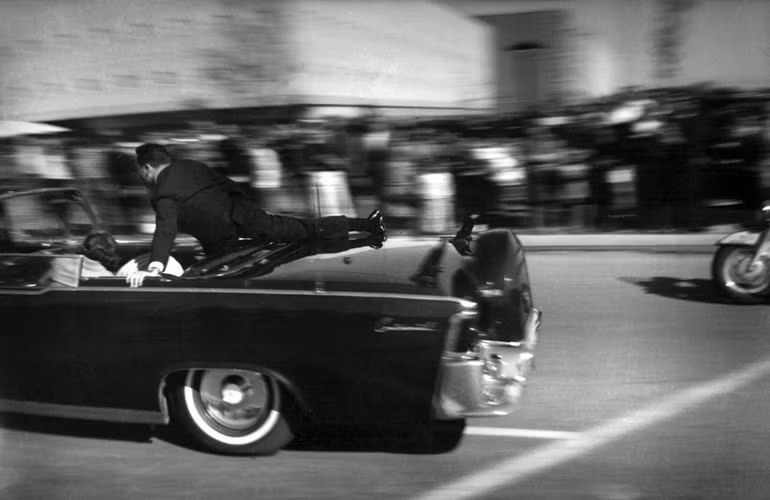 Sau khi vụ ám sát xảy ra, cảnh sát và FBI bắt giữ nghi phạm Lee Harvey Oswald và thu giữ được 3 vỏ đạn tại tầng 6 tại thư viện Texas School Book Depository, Dallas.
