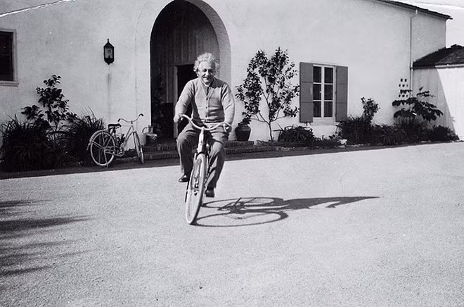 Bức ảnh trên được cắt ghép khéo léo từ tấm ảnh Einstein đạp xe trong khuôn viên nhà riêng.