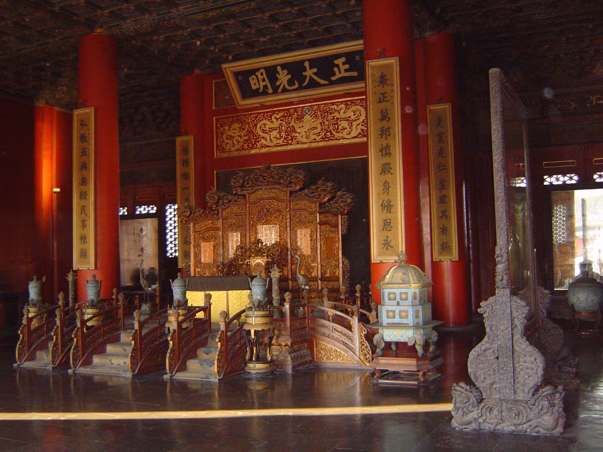 Thế nhưng, không lâu sau, Waldersee đột ngột qua đời. Trước 3 cái chết này, dư luận hoài nghi những người đàn ông trên bị trừng phạt vì không đủ xứng đáng ngồi lên ghế rồng linh thiêng và quyền lực.