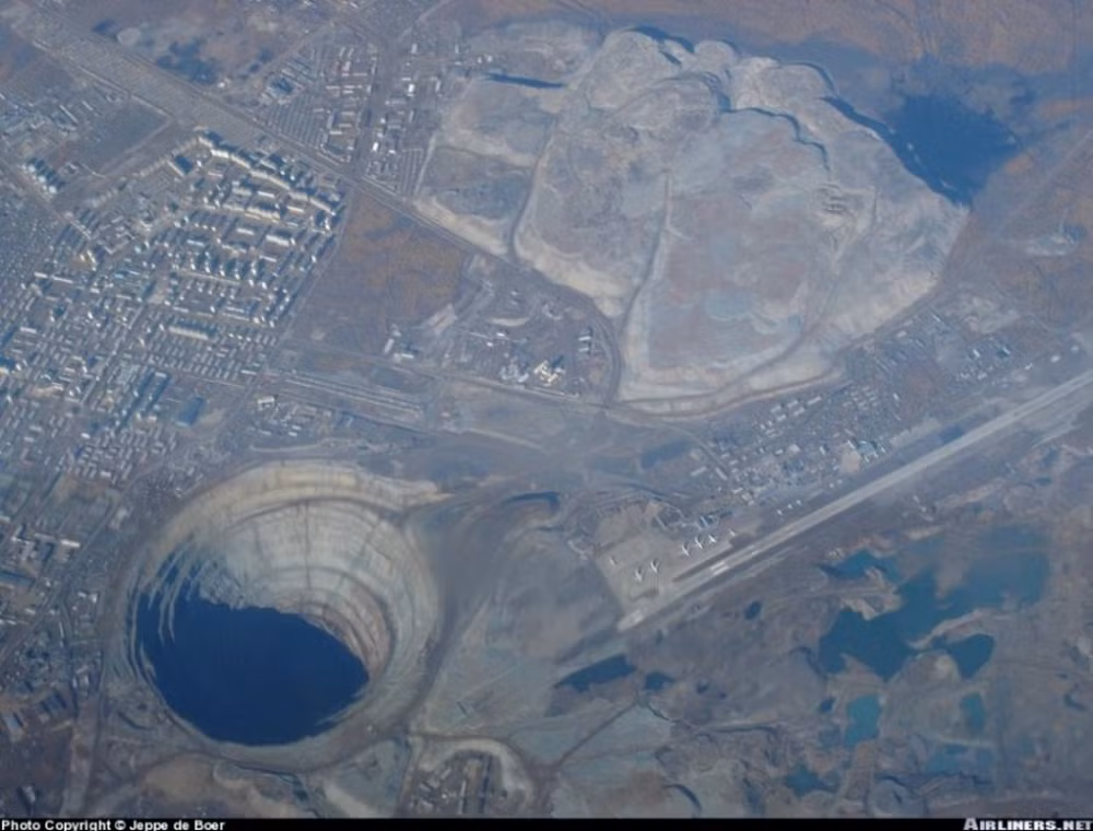 Toàn cảnh hố Popigai nhìn từ trên cao. (Ảnh: Mining-technology)