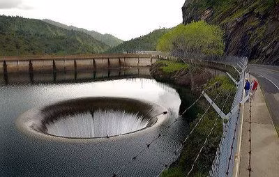 Nguyên do là vì Glory Hole từng "nuốt chửng" Emily Schwalek khi người này bơi trong hồ năm 1997. Hậu quả là Schwalek tử vong sau 20 phút bị "hút" xuống chiếc hố đặc biệt này. Do vậy, để đảm bảo an toàn, giới chức trách cấm người dân bơi gần khu vực Glory Hole.