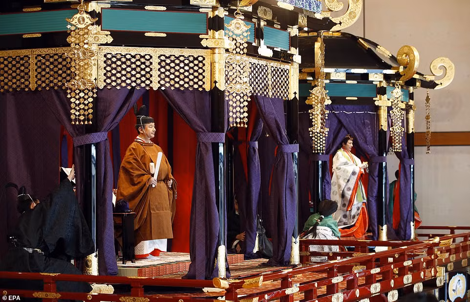 Vào ngày 22/10, Nhật hoàng Naruhito làm lễ đăng quang "Sokui no Rei" tại Cung điện Hoàng gia. Trong buổi lễ trọng đại này, lần đầu tiên công chúng nhìn thấy hai báu vật cổ.