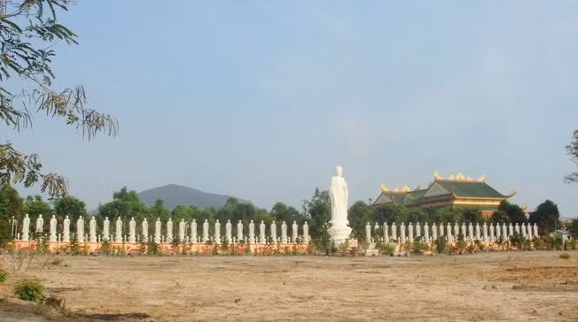 Khuôn viên của chùa đặt rất nhiều tượng của các vị Phật và Bồ Tát. Tuy nhiên nổi bật nhất chính là khu vực cửu phẩm cực lạc với 48 tượng Phật A Di Đà bằng đá hoa cương cao 3,3 mét và nặng 3,5 tấn, được đúc bằng bê tông đặt giữa không gian mênh mông của đất trời.