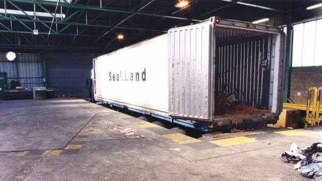 Vào ngày hôm ấy, giới chức trách phát hiện thi thể 58 người Trung Quốc từng chết ngạt trong thùng xe chở cà chua niêm phong, không có dưỡng khí tại cảng Dover, hạt Kent. Chỉ có 2 người đàn ông may mắn sống sót sau thảm kịch trên.
