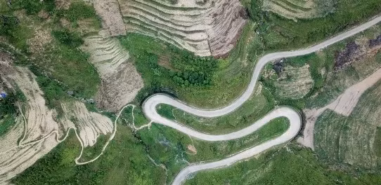 Theo CNN, phong cảnh thiên nhiên hùng vĩ của Mã Pì Lèng không khỏi khiến du khách choáng ngợp. Ảnh chụp từ video My Globe Adventures.