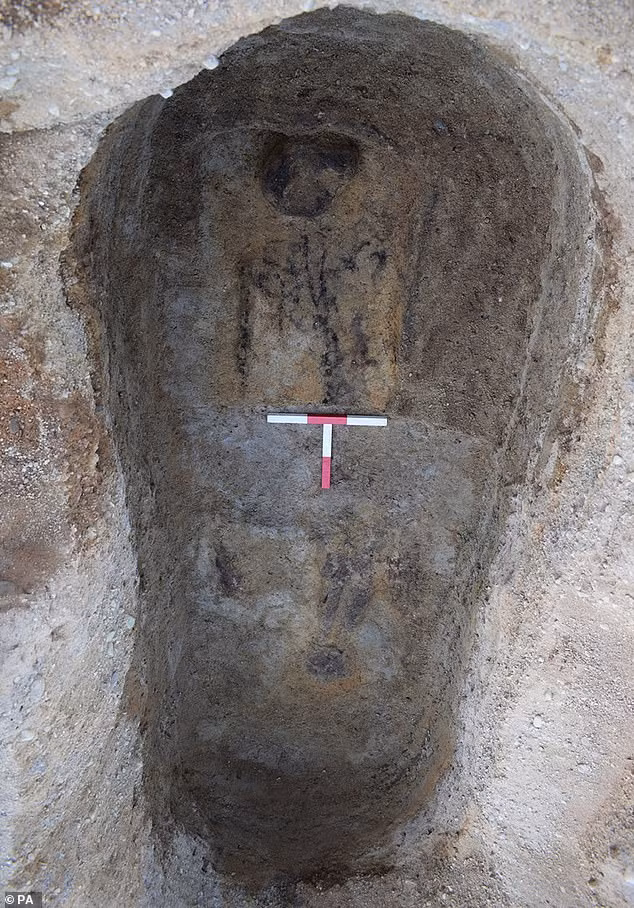Ngôi cổ mộ này khiến giới khảo cổ đặc biệt quan tâm là bởi bên trong không tìm thấy bất kỳ bộ xương hay thậm chí là mảnh xương nào.