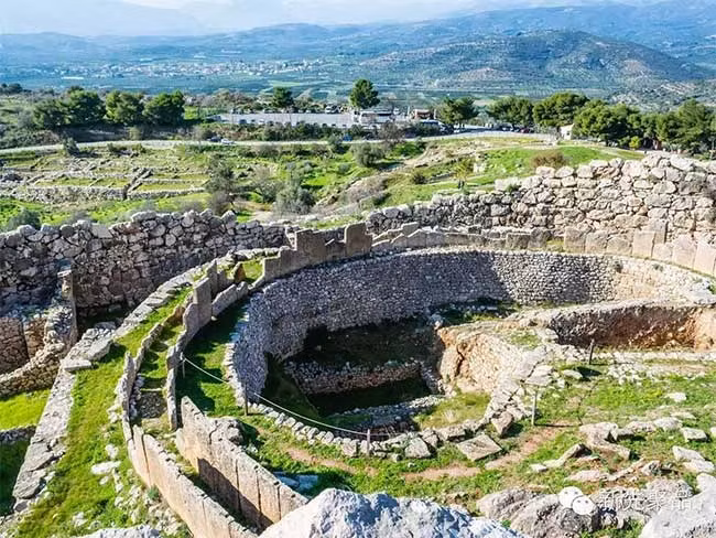 Khu lăng mộ Mycenaean ở Hy Lạp có niên đại hơn 3.000 năm tuổi. Nền văn hoá Mycenaean - lấy tên từ thành Mycenae - được khai quật vào năm 1876, bước vào thời hưng thịnh trong khoảng thời gian từ năm 1580 - 1100 trước Công nguyên. Theo truyền thuyết, vua Agamemnon của thành Mycenae đã thực hiện những cuộc chiến đầu tiên của Hy Lạp chống lại thành Troy.
