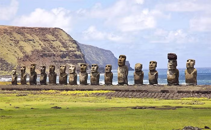 Đảo Phục sinh ở Chile có hàng trăm tượng Moai khổng lồ. Mỗi pho tượng nặng khoảng 13 tấn nằm rải rác khắp đảo.