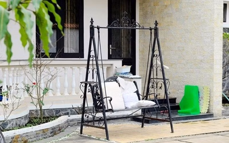 Cô đặt 1 xích đu nhỏ để làm nơi thư giãn sau mỗi ngày làm việc vất vả.