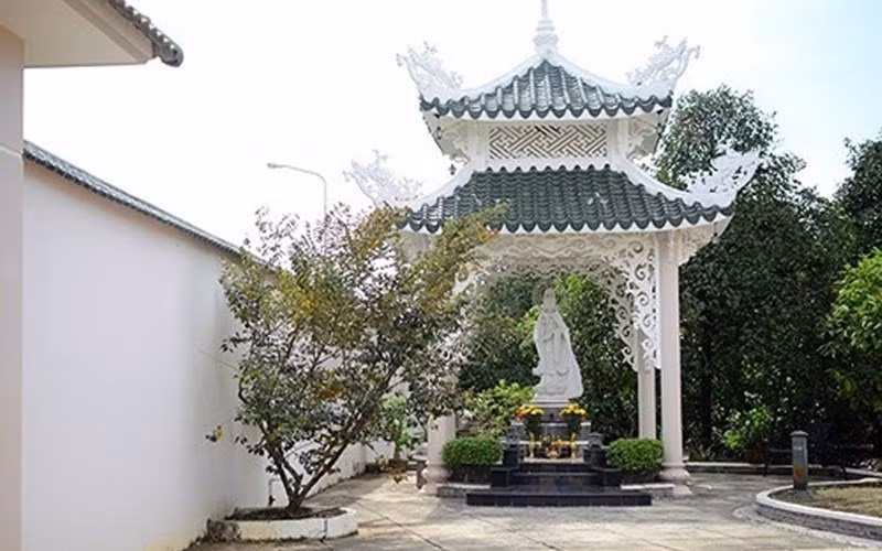 Bên ngoài còn có 1 tượng Phật an yên.